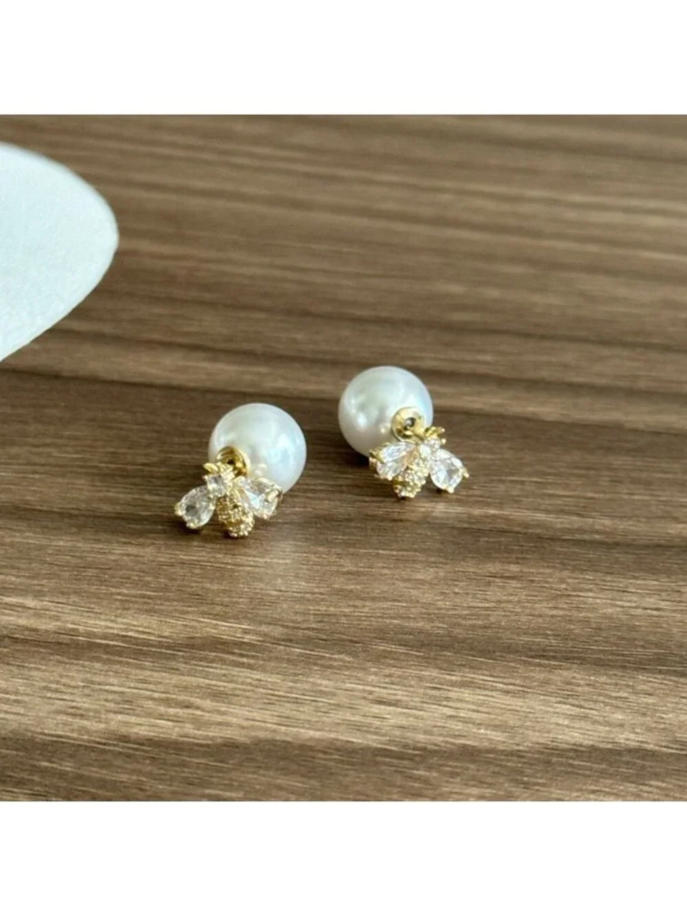 Pearl Bee Stud Earrings Q510